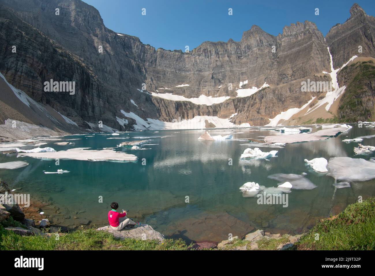 Escursionista al lago Iceberg, Glacier National Park, Montana, USA