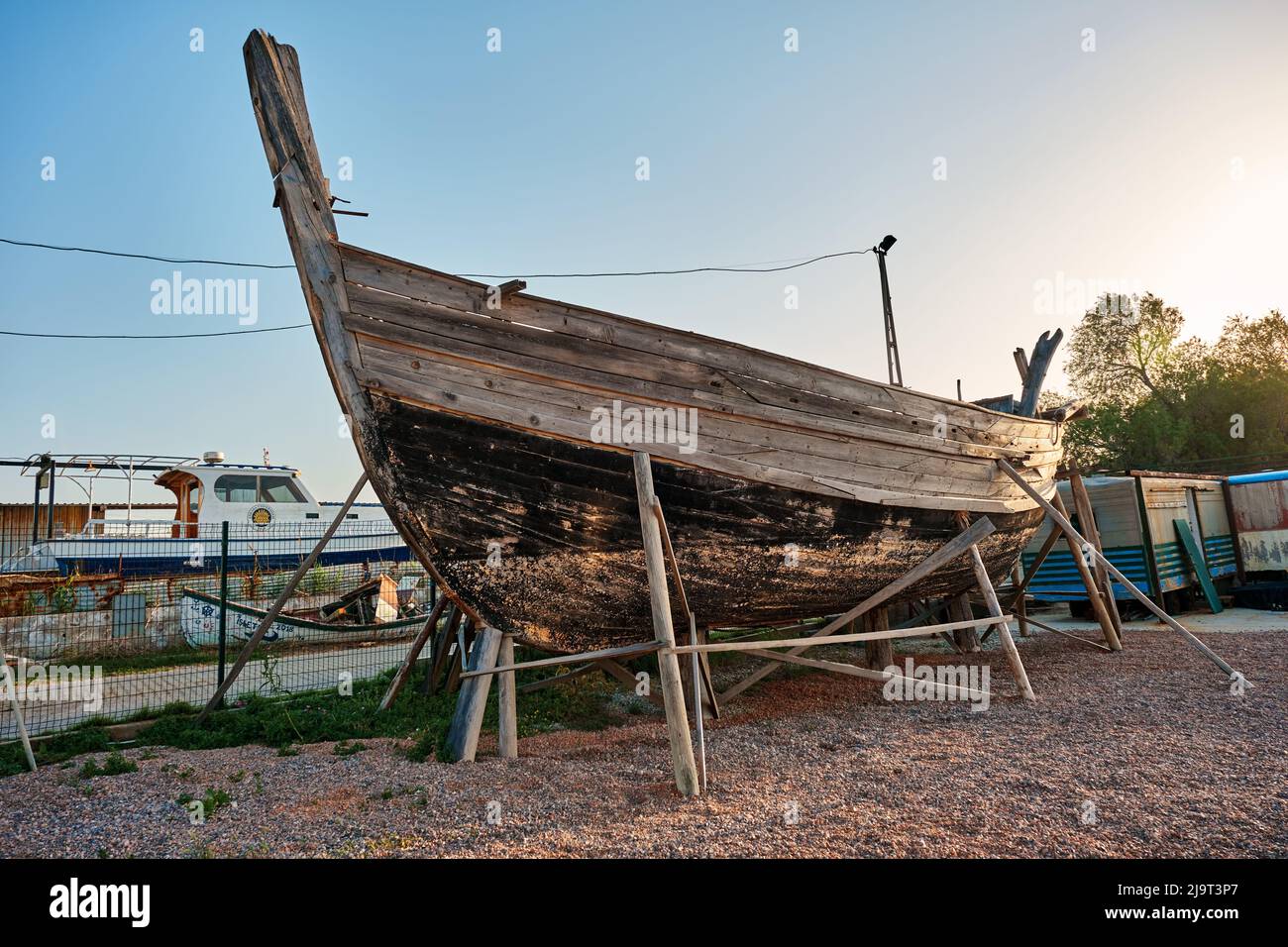 Urla, İzmir, Turchia - Maggio 2022: Antica nave fenicia civilizzazione in Urla Liman Tepe archeologia marittima scavi e centro di ricerca. Foto Stock