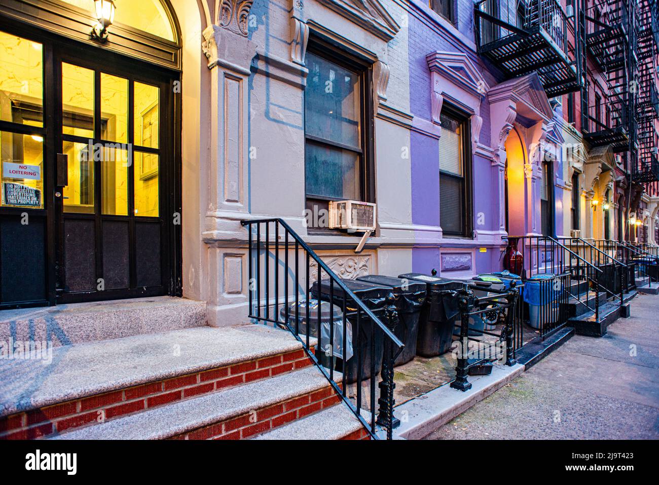 USA, New York City, Upper East Side, Manhattan. Fronte strada laterale, con colori diversi Foto Stock