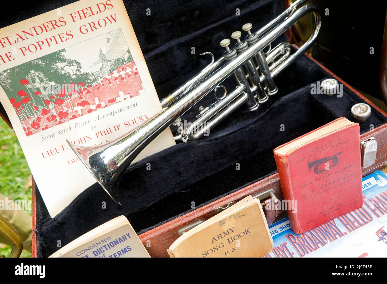 Governors Island, New York, USA. Evento di storia e di ricreazione della prima Guerra Mondiale. Tromba e libri di musica del periodo. (Solo per uso editoriale) Foto Stock
