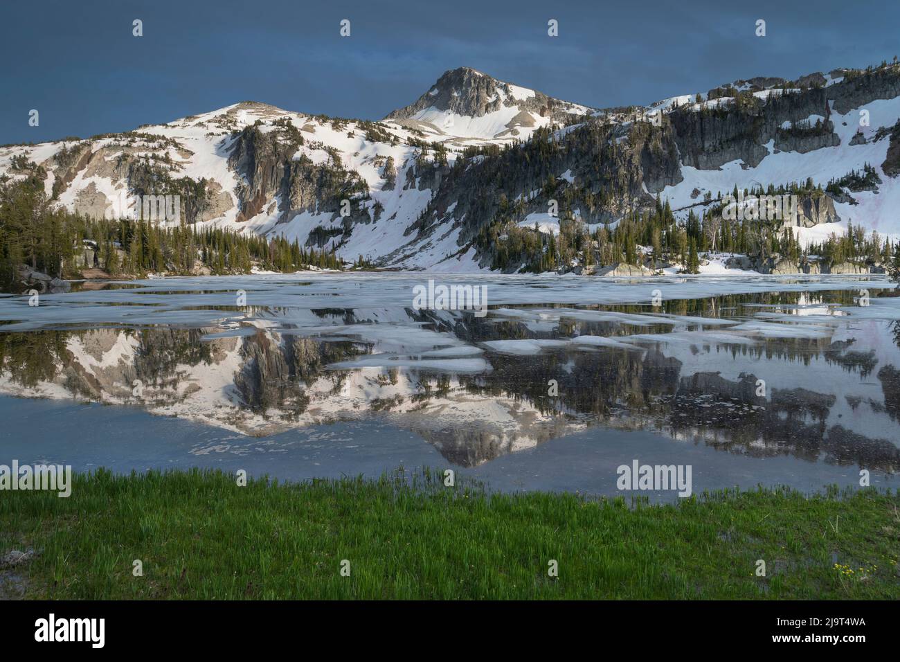Eagle Cap riflesso in Mirror Lake, Eagle Cap Wilderness Wallowa Mountains, Oregon. Foto Stock