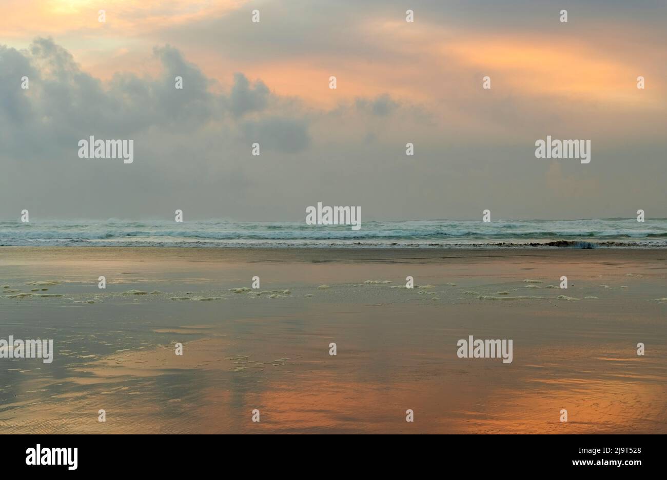 Tramonto sull'Oceano Pacifico a Cannon Beach, Oregon, USA Foto Stock