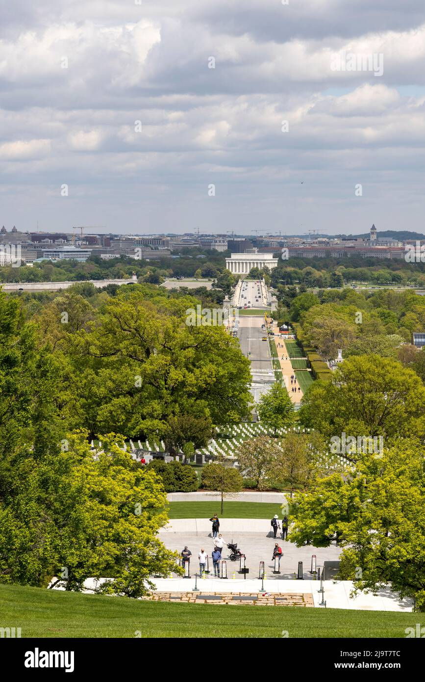 USA, Virginia. Arlington National Cemetery, vista dalla Robert E. Lee's House su Arlington Grounds guardando giù alle tombe di John F. Kennedy e suo Foto Stock