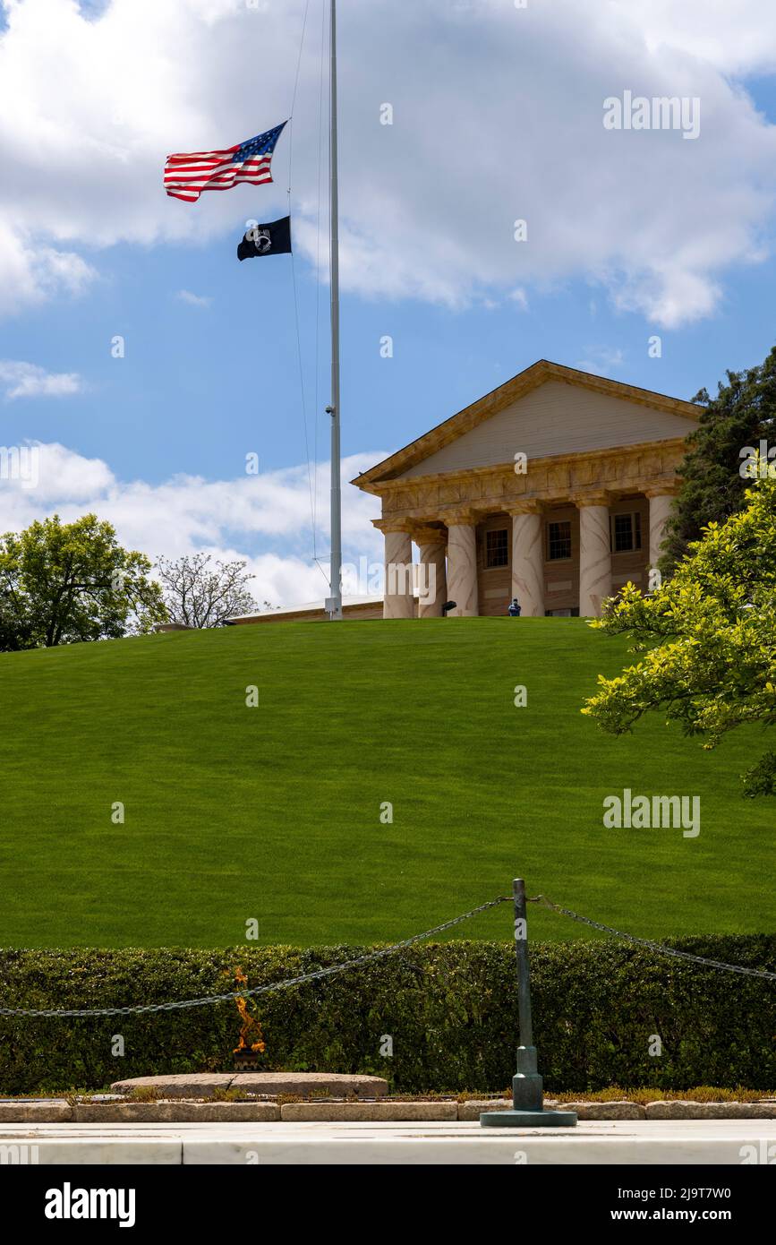 USA, Virginia. Arlington National Cemetery, Robert E. Lee House all'Arlington National Cemetery che si affaccia sulla fiamma eterna di John F. Kennedy Foto Stock