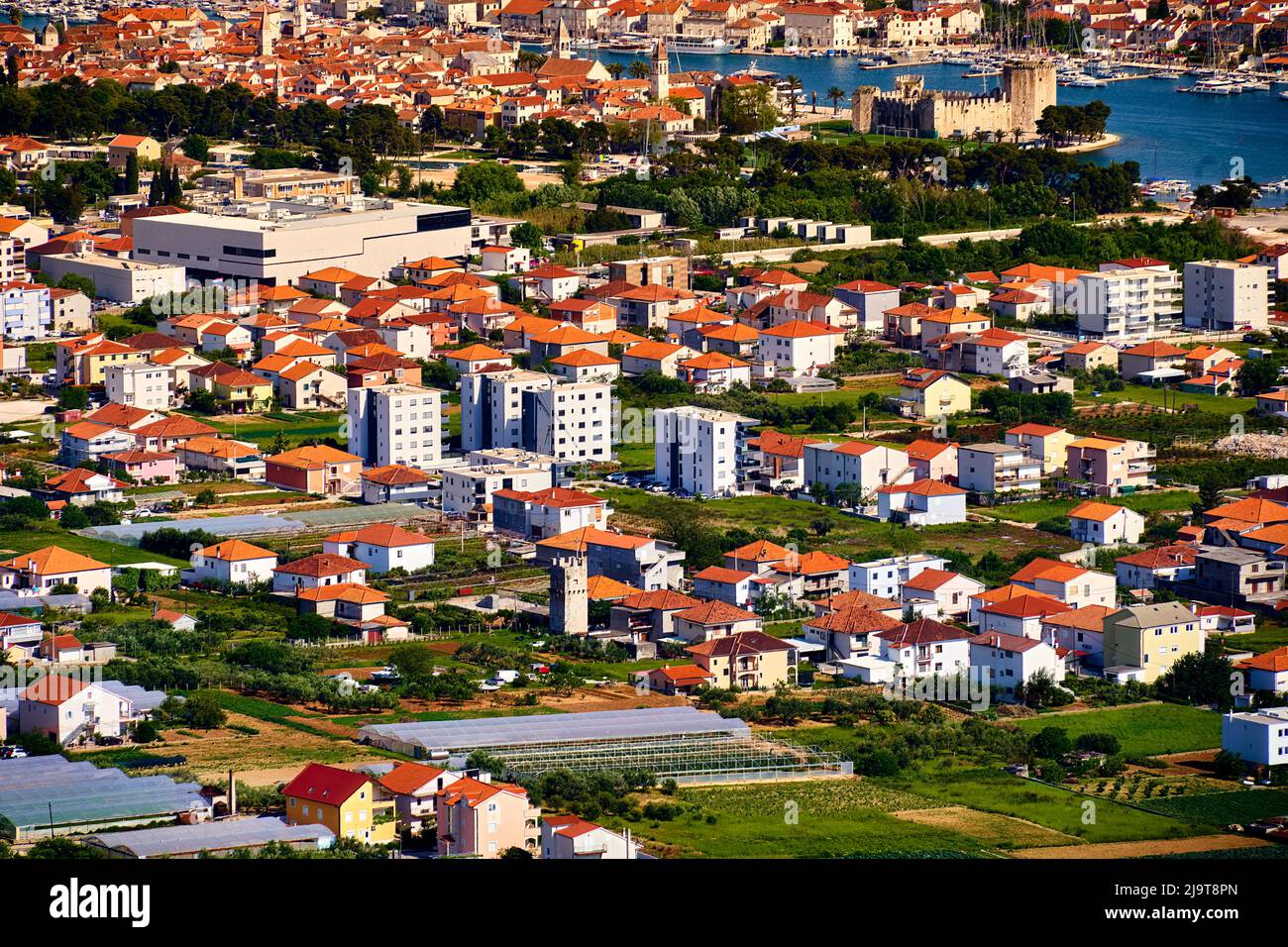 Vista aerea dell'esterno di una piccola città vicino a Spalato, Croazia Foto Stock