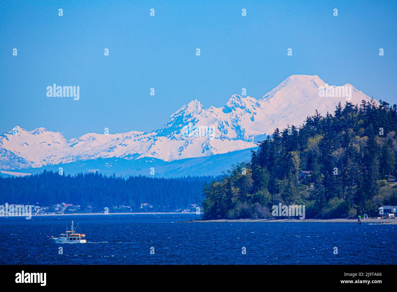 Port Ludlow, Stato di Washington, Stati Uniti. Monte Baker, Puget Sound Foto Stock