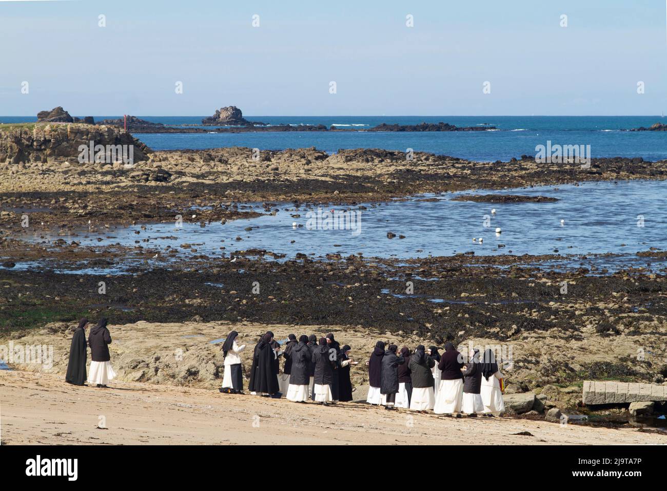 un gruppo di sorelle religiose in una spiaggia Foto Stock