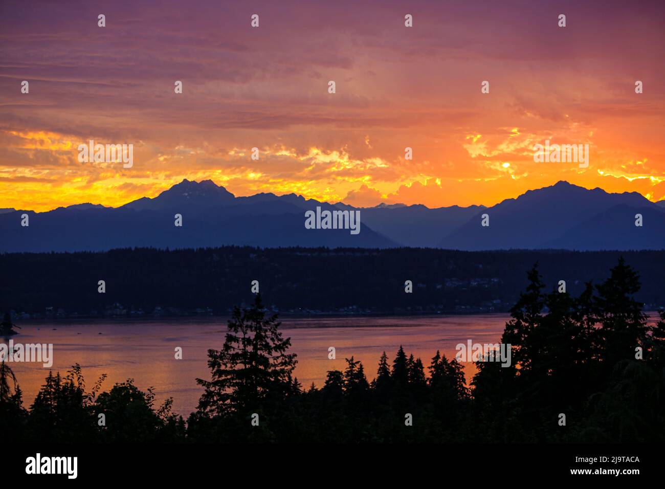 Bremerton, stato di Washington, Stati Uniti. Olympic Mountains, Puget Sound, Kitsap Peninsula Sunset Foto Stock