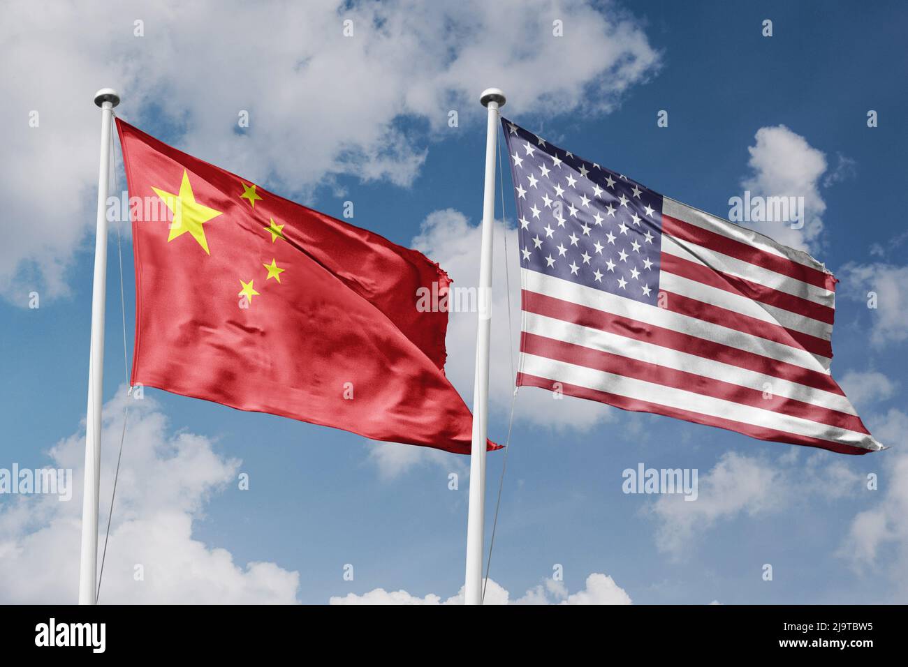 Cina e Stati Uniti due bandiere su flagpoli e sfondo blu cielo nuvoloso Foto Stock