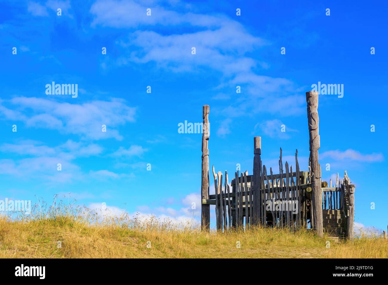 Una piattaforma di osservazione a Otatara Pa, una ricostruzione di uno storico Maori pa (fortezza collinare) nella regione di Hawke's Bay, Nuova Zelanda Foto Stock