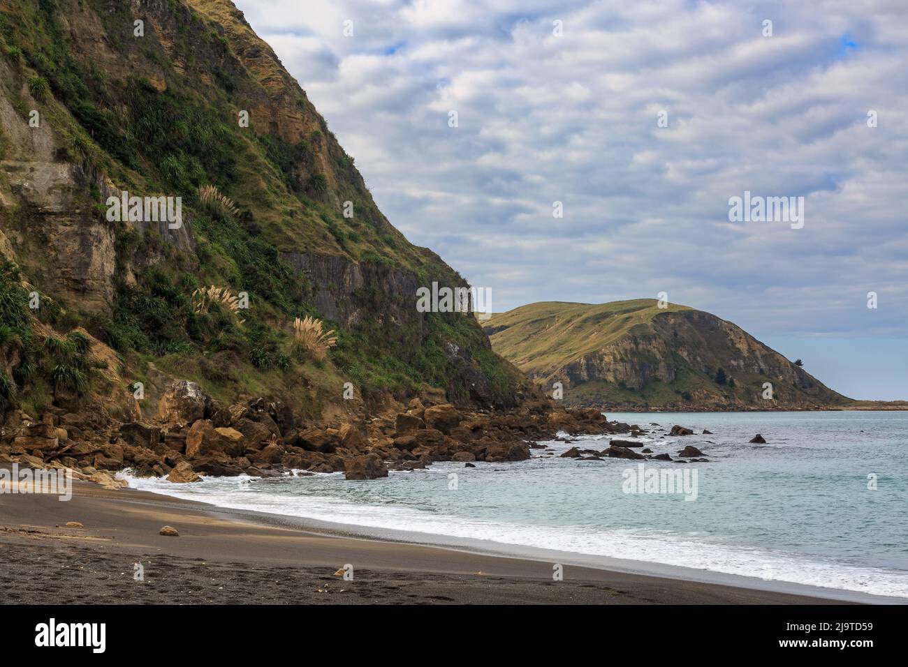 Tangoio Beach nella regione di Hawke's Bay, Nuova Zelanda, guardando a nord-ovest di Flat Rock Foto Stock