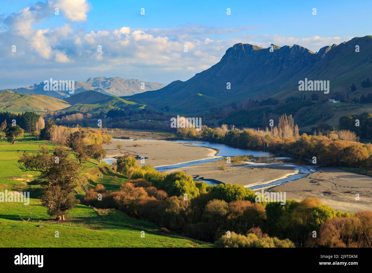 Una vista del picco te Mata e del fiume Tukituki nella regione di Hawke's Bay, Nuova Zelanda, in autunno Foto Stock