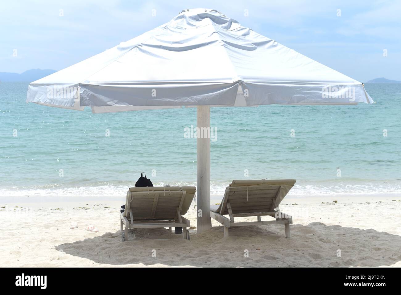 Ombrelloni e sedie alla spiaggia Doc Let del Vietnam Foto Stock