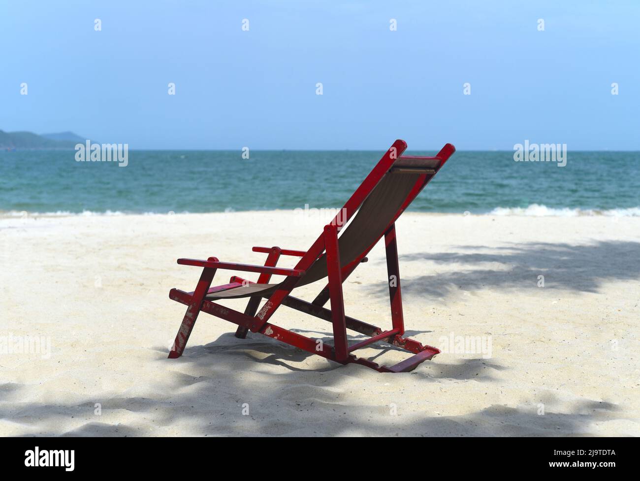 Sedia a sdraio in legno su sabbia bianca contro il mare cinese meridionale a Nha Trang Vietnam Foto Stock