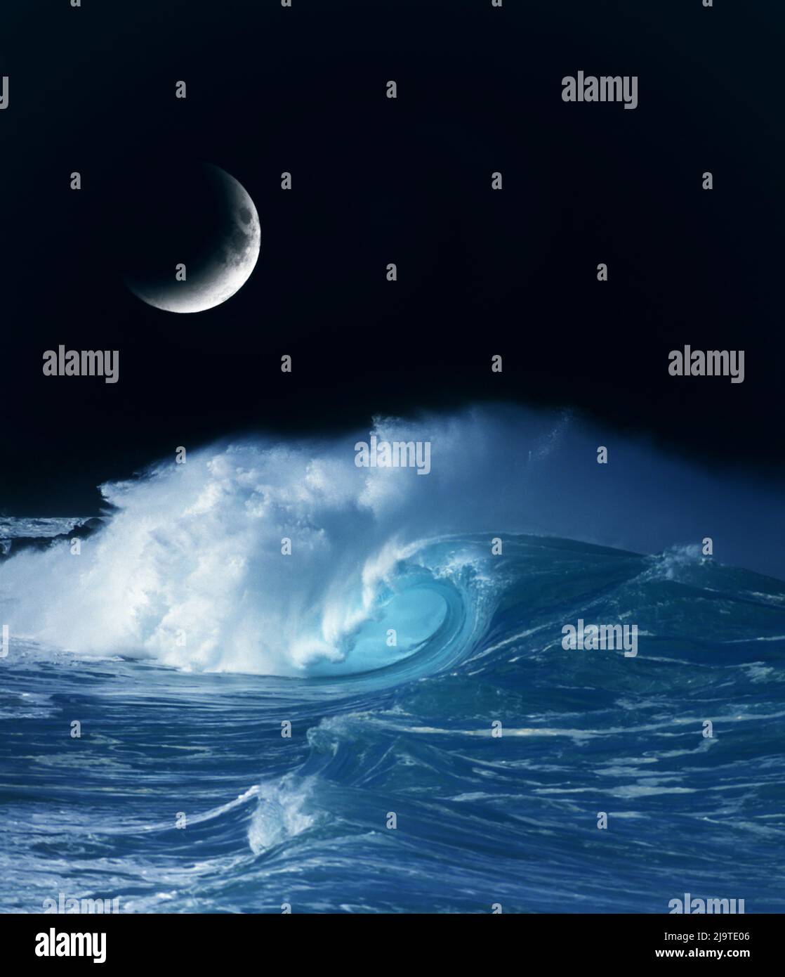 COMPOSITO CRESCENT LUNA TEMPESTA 10 METRI SHOREPBREAK ONDA DI MARE Foto Stock