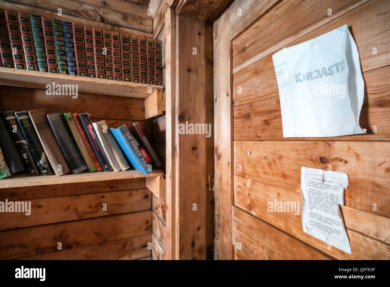 Presso la biblioteca remota Karhu-Korhonen al Parco Nazionale Lemmenjoki, Inari, Lapponia, Finlandia Foto Stock