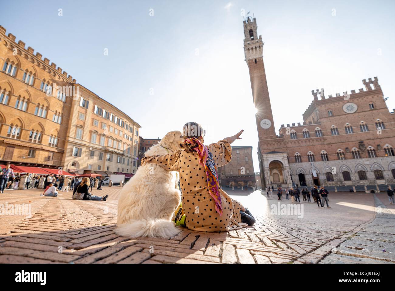 Donna che viaggia con il cane a Siena in Italia Foto Stock