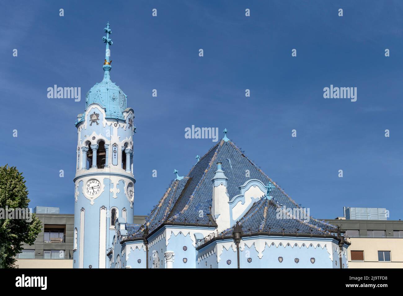 Bratislava, Slovacchia - 05 21 2022: Chiesa blu (Chiesa di Santa Elisabetta) a Bratislava in una giornata di sole. Foto Stock