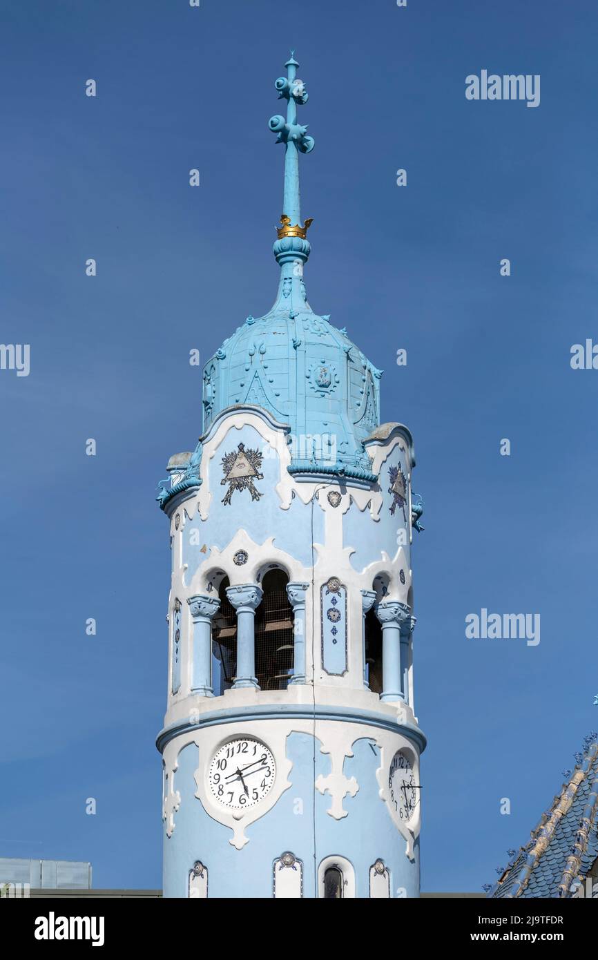 Bratislava, Slovacchia - 05 21 2022: Chiesa blu (Chiesa di Santa Elisabetta) a Bratislava in una giornata di sole. Foto Stock