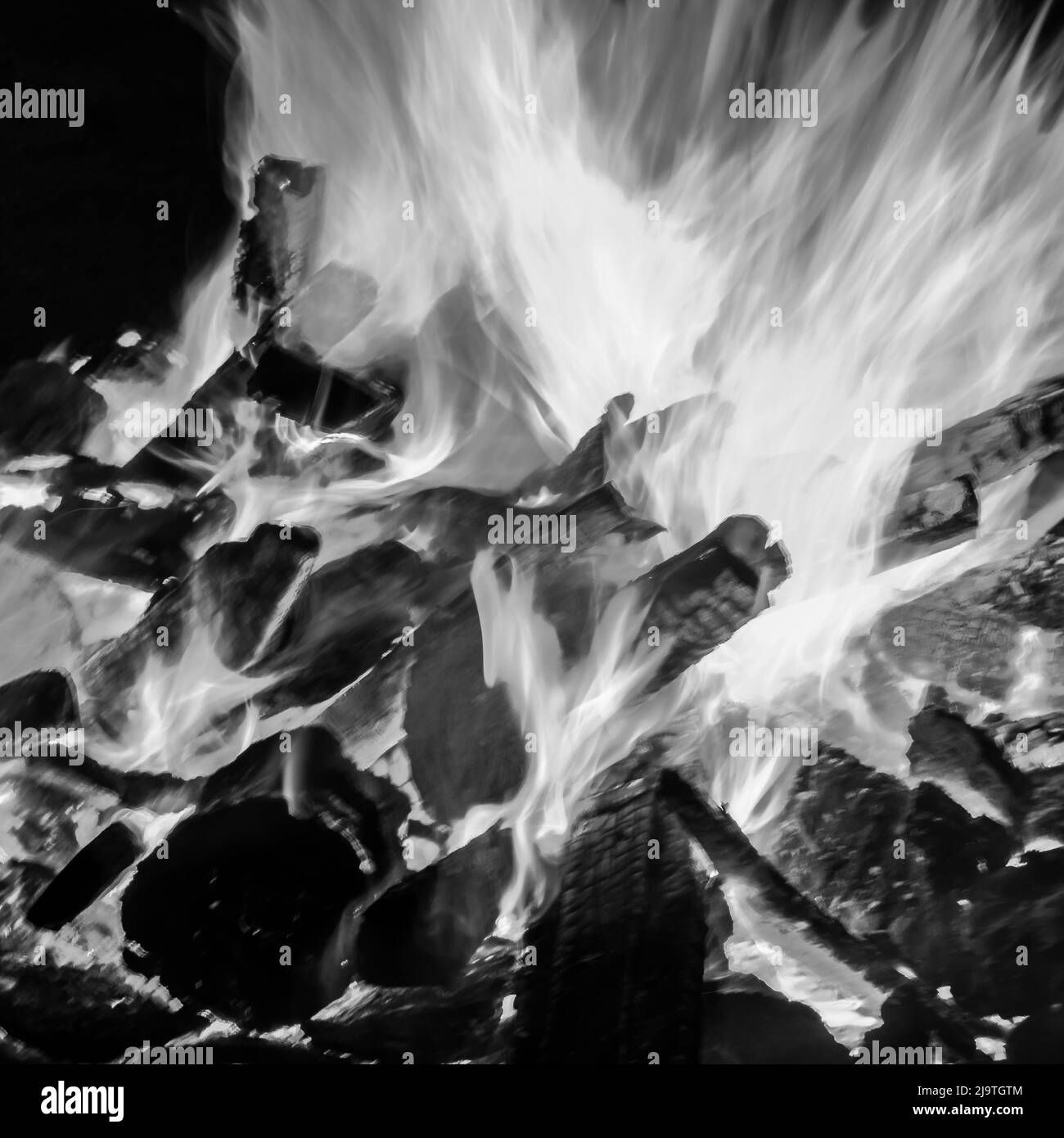 Fuoco fiamme su sfondo nero, fuoco Blaze fiamma trama sfondo, splendidamente, il fuoco è in fiamme, fuoco fiamme con legno e sterco di mucca Bla Foto Stock