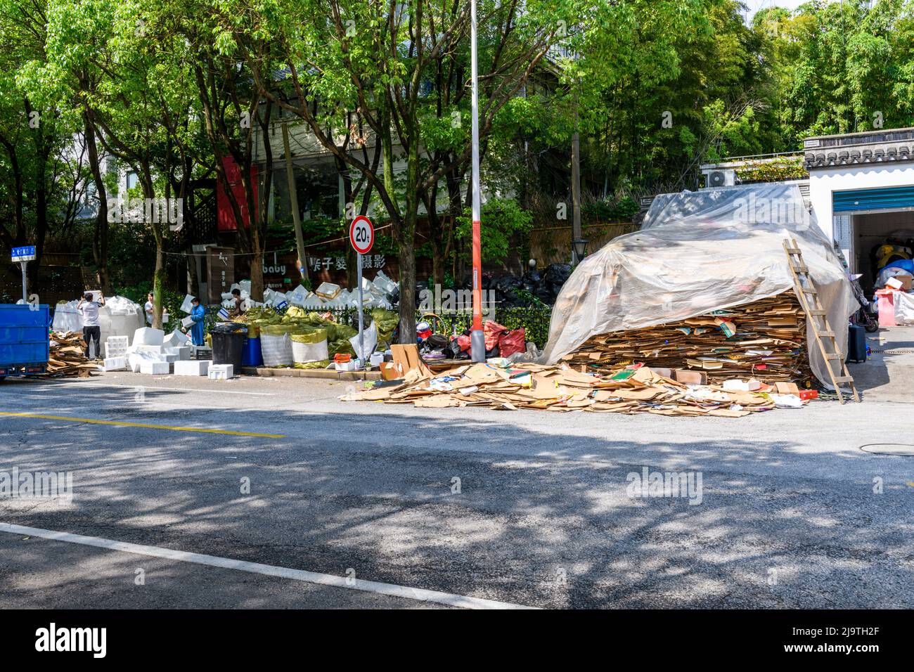 I centri di riciclaggio sono traboccanti di scatole di cartone e polistirolo sin dall'inizio del blocco di Shanghai. Foto Stock