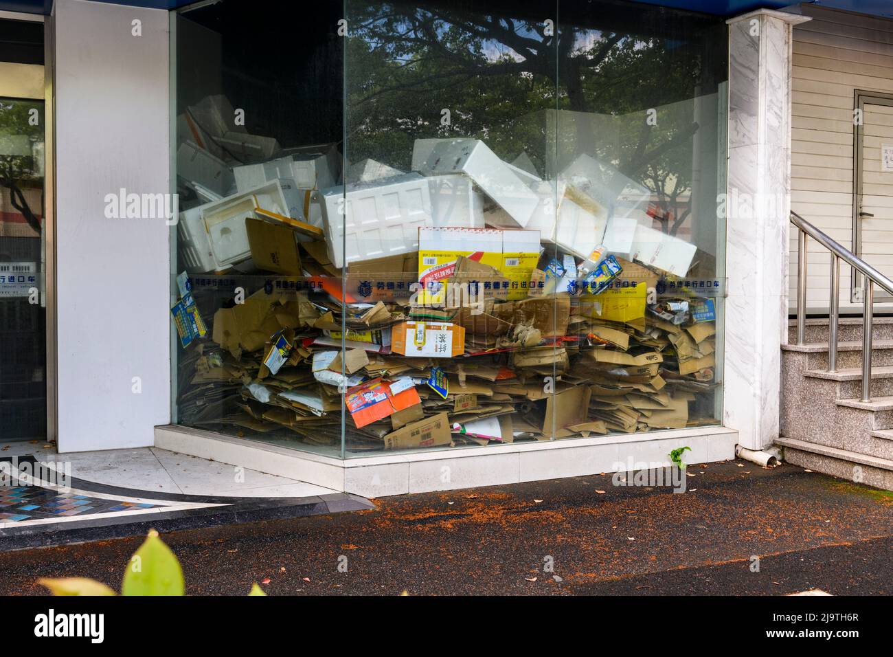 Un ufficio è quasi pieno di recycable scatole a causa dell'impossibilità di farlo rimuovere a causa delle misure di blocco Shanghai COVID. Foto Stock