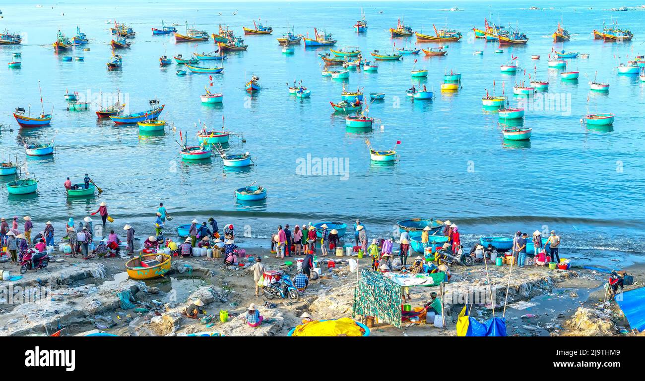 MUI ne mercato del pesce visto dall'alto, il mercato mattutino in un villaggio di pescatori costiero per acquistare e vendere frutti di mare per le province centrali del Vietnam Foto Stock