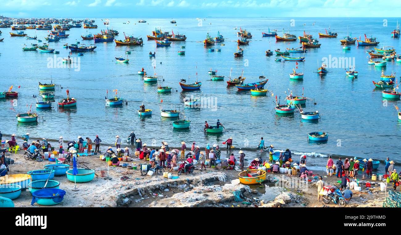 MUI ne mercato del pesce visto dall'alto, il mercato mattutino in un villaggio di pescatori costiero per acquistare e vendere frutti di mare per le province centrali del Vietnam Foto Stock