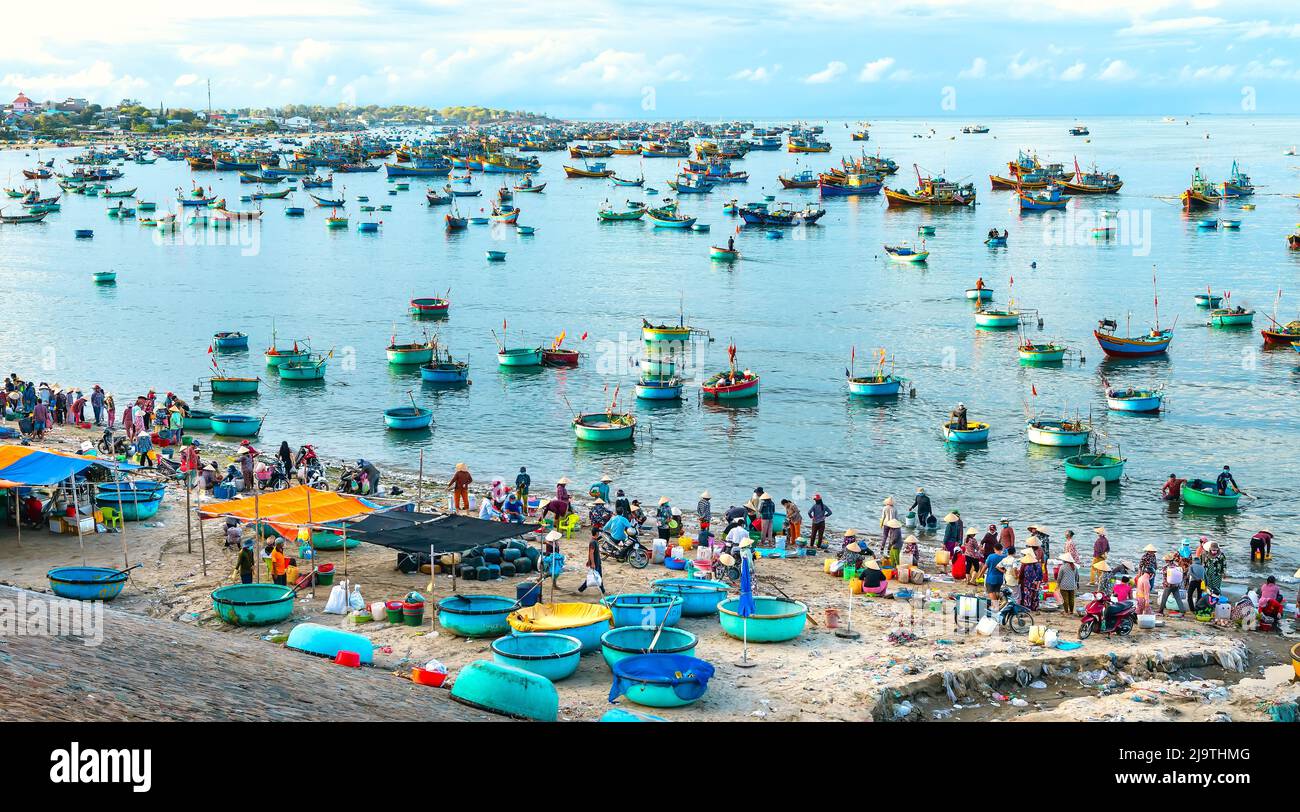 MUI ne mercato del pesce visto dall'alto, il mercato mattutino in un villaggio di pescatori costiero per acquistare e vendere frutti di mare per le province centrali del Vietnam Foto Stock