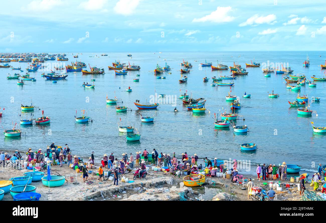 MUI ne mercato del pesce visto dall'alto, il mercato mattutino in un villaggio di pescatori costiero per acquistare e vendere frutti di mare per le province centrali del Vietnam Foto Stock