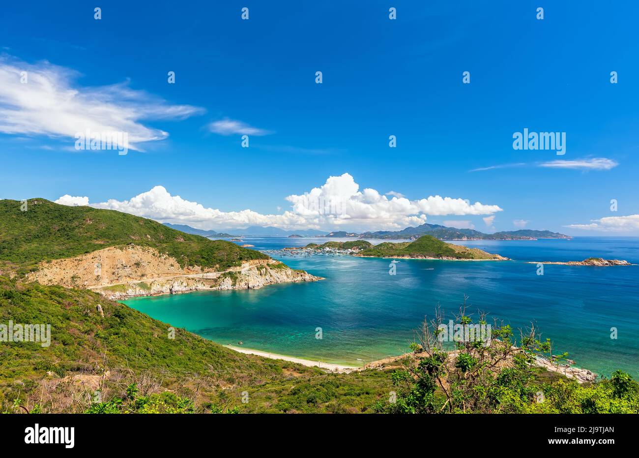 Nha Trang Bay estate giorni con mare azzurro, freddo, clima temperato, riconosciuto più belle baie nazionali paesaggistico Vietnam, le barche evitare tempesta lontano Foto Stock