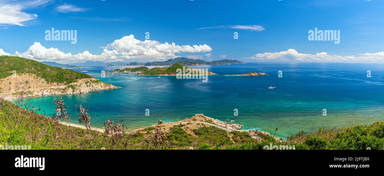 Nha Trang Bay estate giorni con mare azzurro, freddo, clima temperato, riconosciuto più belle baie nazionali paesaggistico Vietnam, le barche evitare tempesta lontano Foto Stock