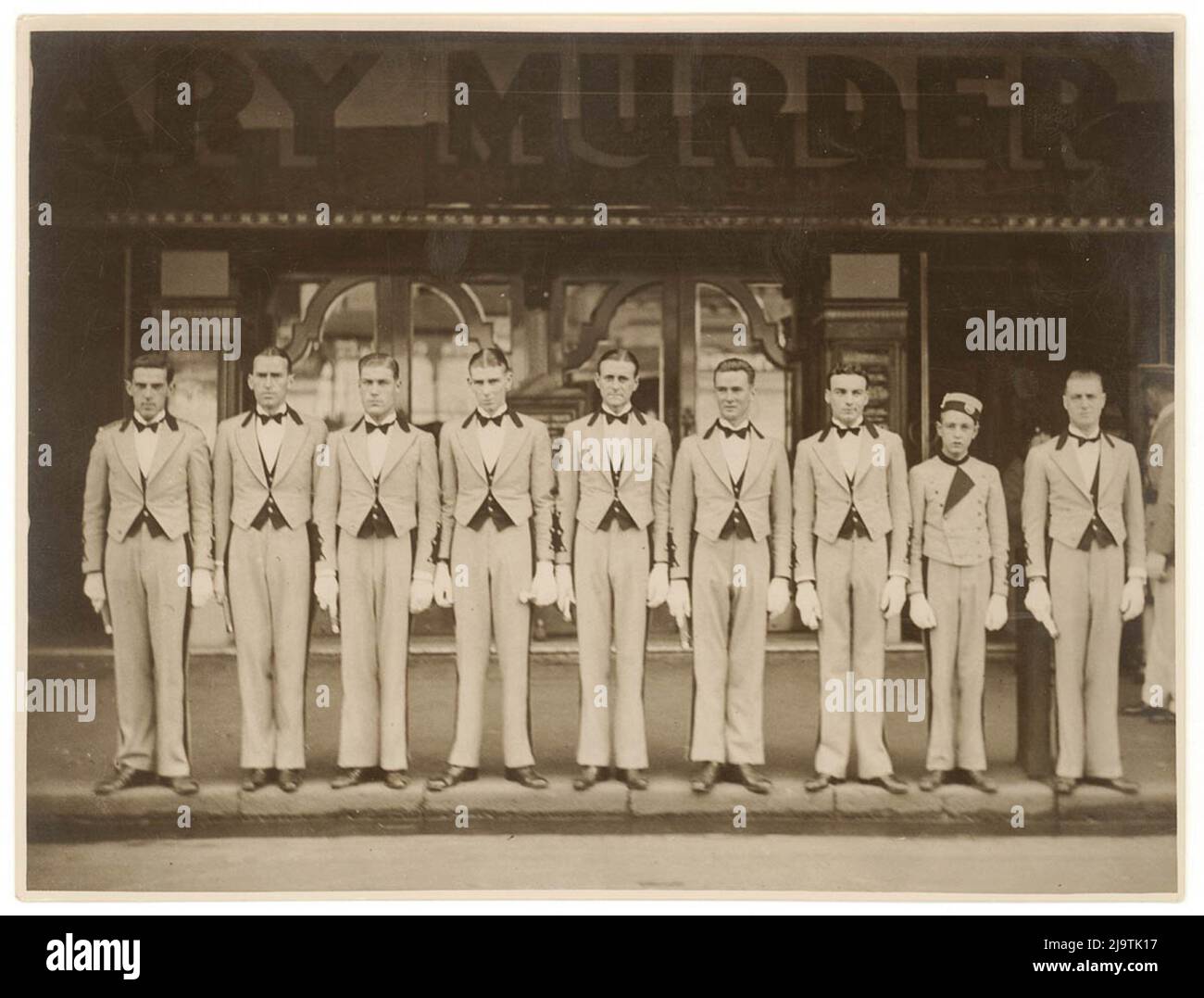 Sam Hood - Hoyts ushers and Candy Tray Boys in linea sul sentiero - 1929 Foto Stock