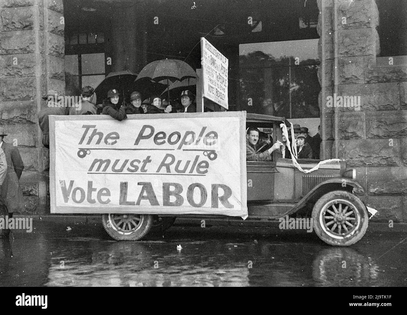 Sam Hood - poster elettorali del Partito Laburista su OLS Chevrolet - 1934 Foto Stock