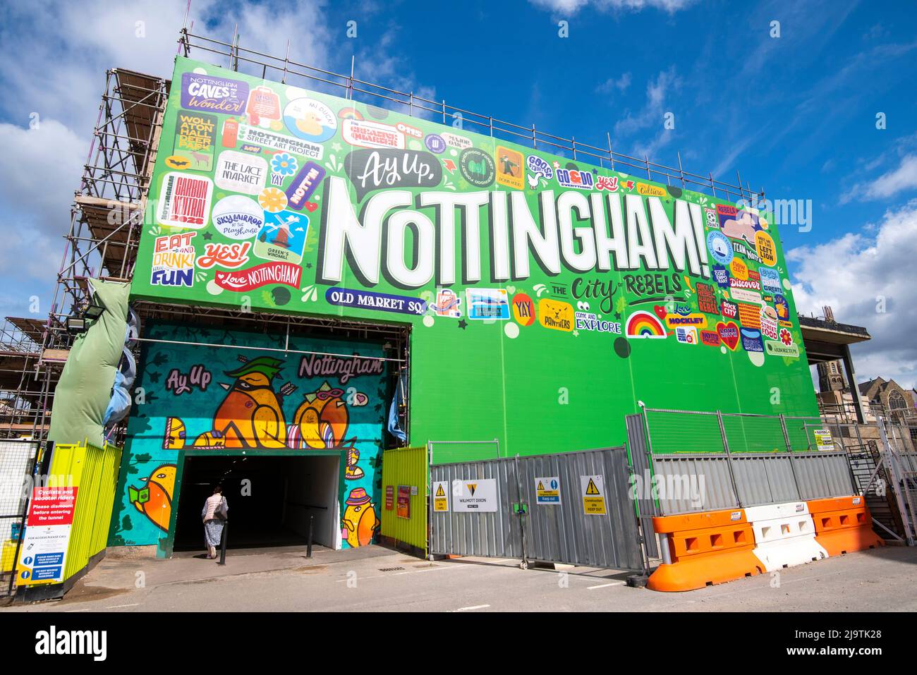 Passerella attraverso dal Lister Gate a Carrington Street nel centro di Nottingham 2022 maggio, Nottinghamshire Inghilterra Regno Unito Foto Stock