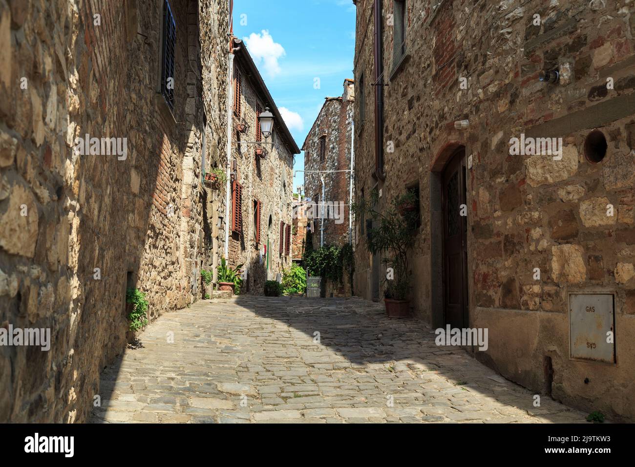 MONTEFIORALLE, ITALIA - 15 SETTEMBRE 2018: Questa è l'unica strada di un piccolo borgo medievale fortificato in Toscana, che avvolge le case lungo la città Foto Stock