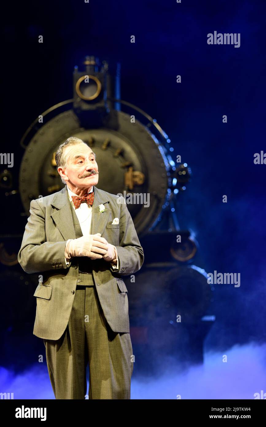 Henry Goodman come Hercule Poirot in Agatha Christies Murder su Orient Express, Chichester Festival Theatre, West Sussex, Regno Unito. Foto Stock