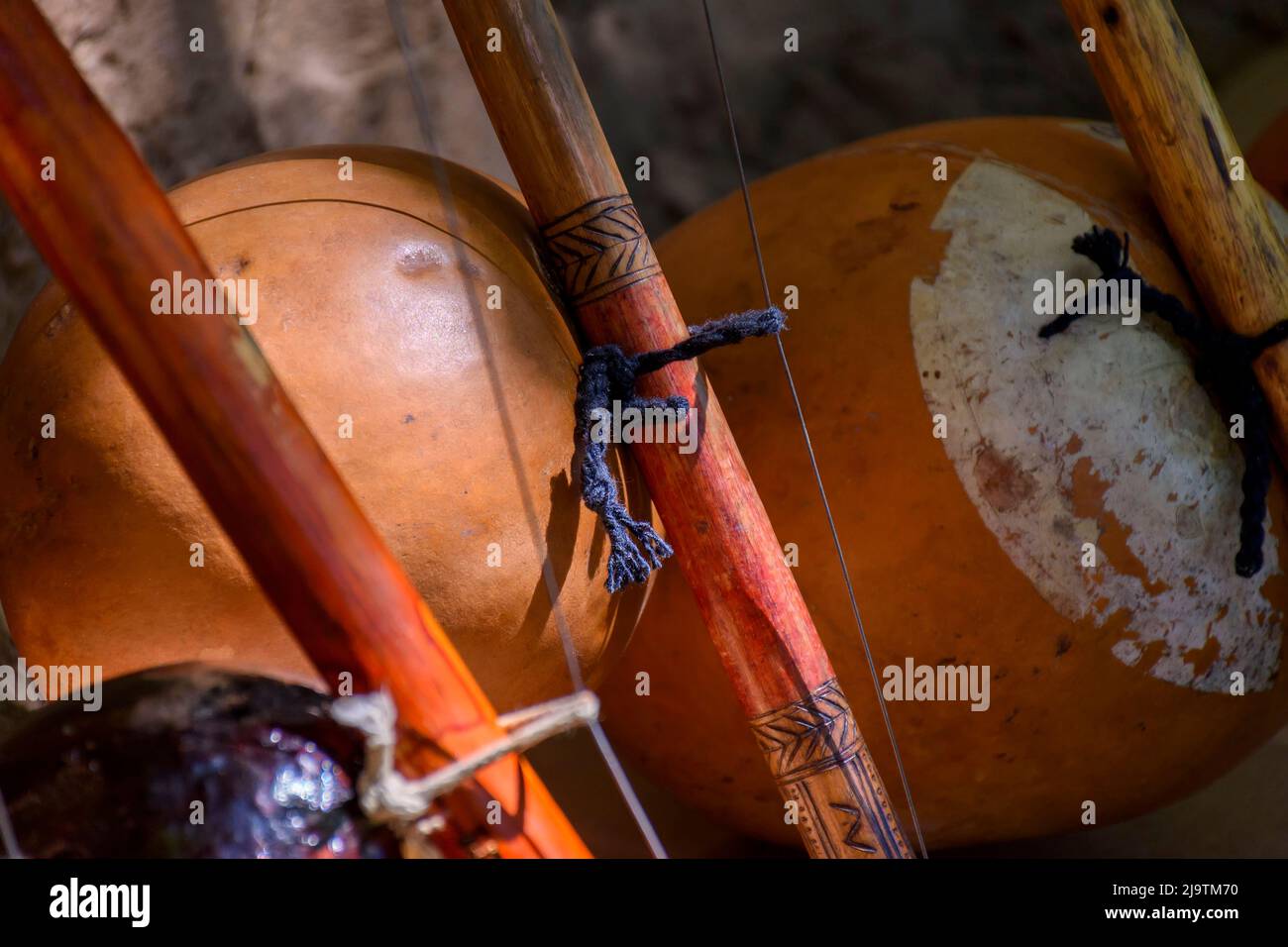 Particolare di diversi berimbaus, strumento musicale utilizzato in capoeira brasiliano Foto Stock
