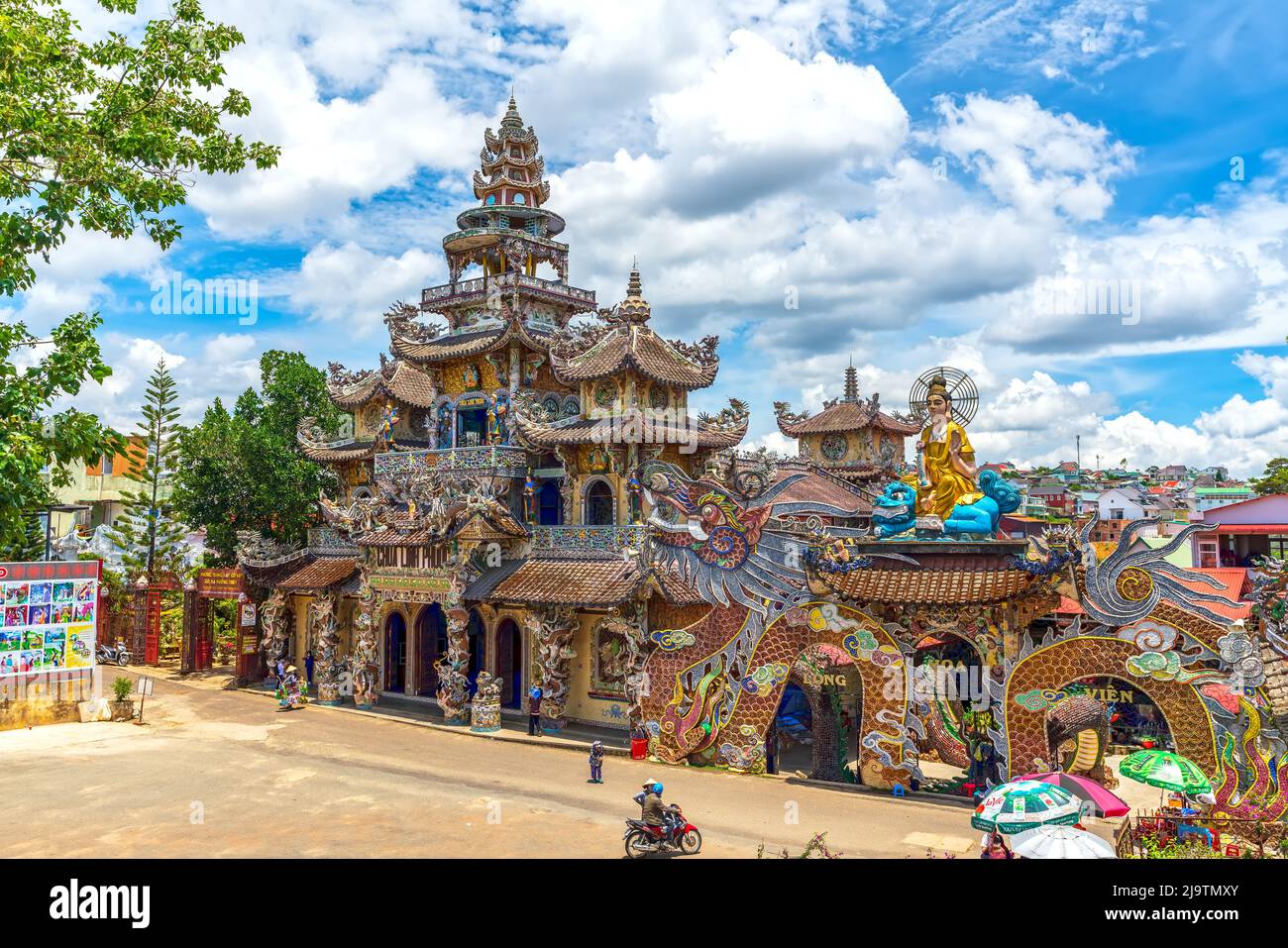 Linh Phuoc Pagoda con monumentale associato piloni da milioni di pezzi stoviglie creare forme composite, Foto Stock