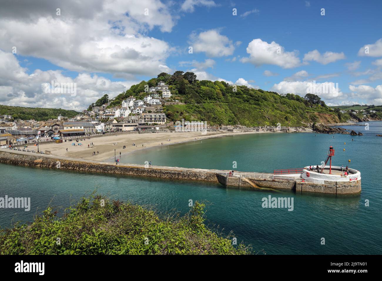 Il Banjo Pier Looe e la spiaggia di East Looe da Hannaford Point. La città vacanze Cornovaglia sud pronta per l'estate. Un mare blu e verde. Foto Stock