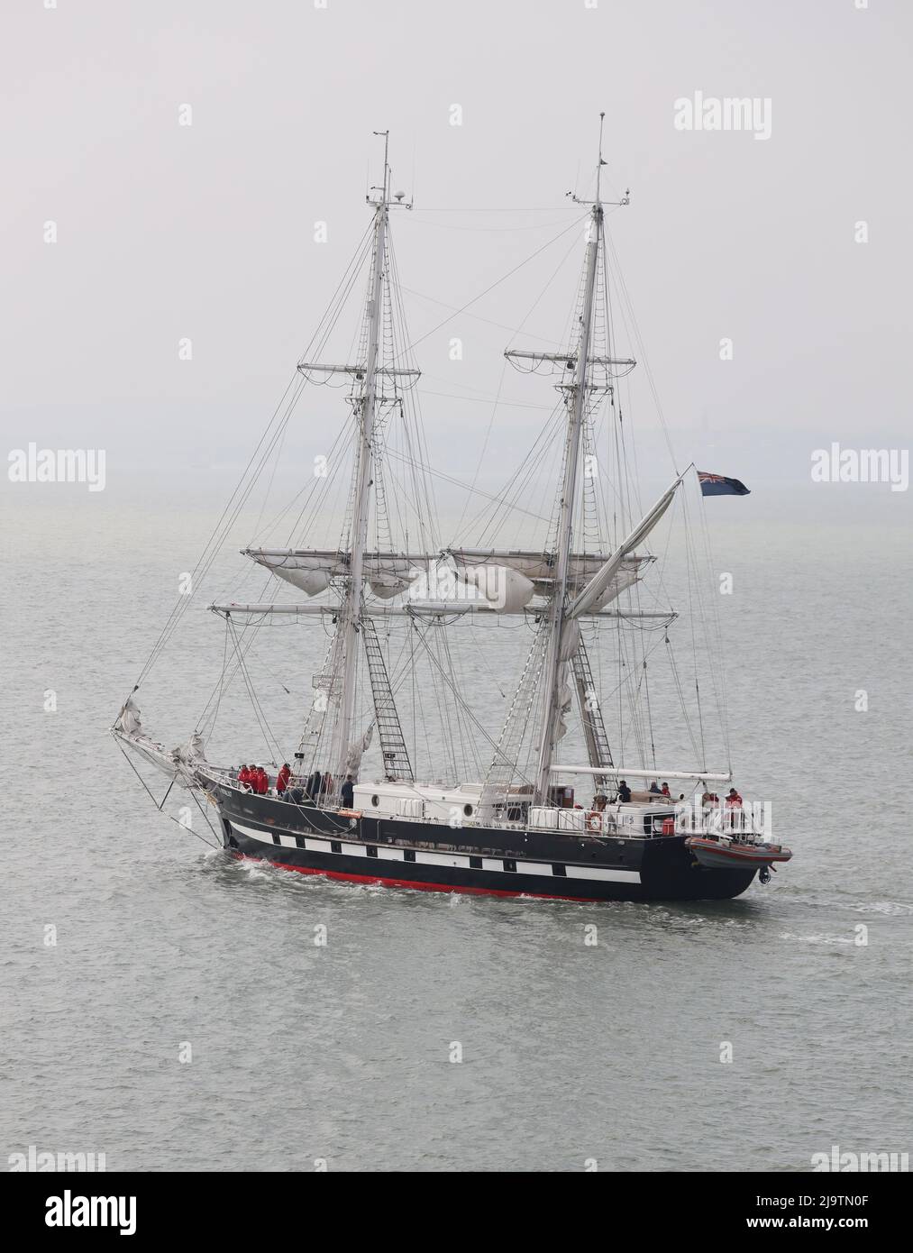 La squadra truccata veliero addestramento nave TS ROYALIST dirigendosi nel nebby Solent Foto Stock