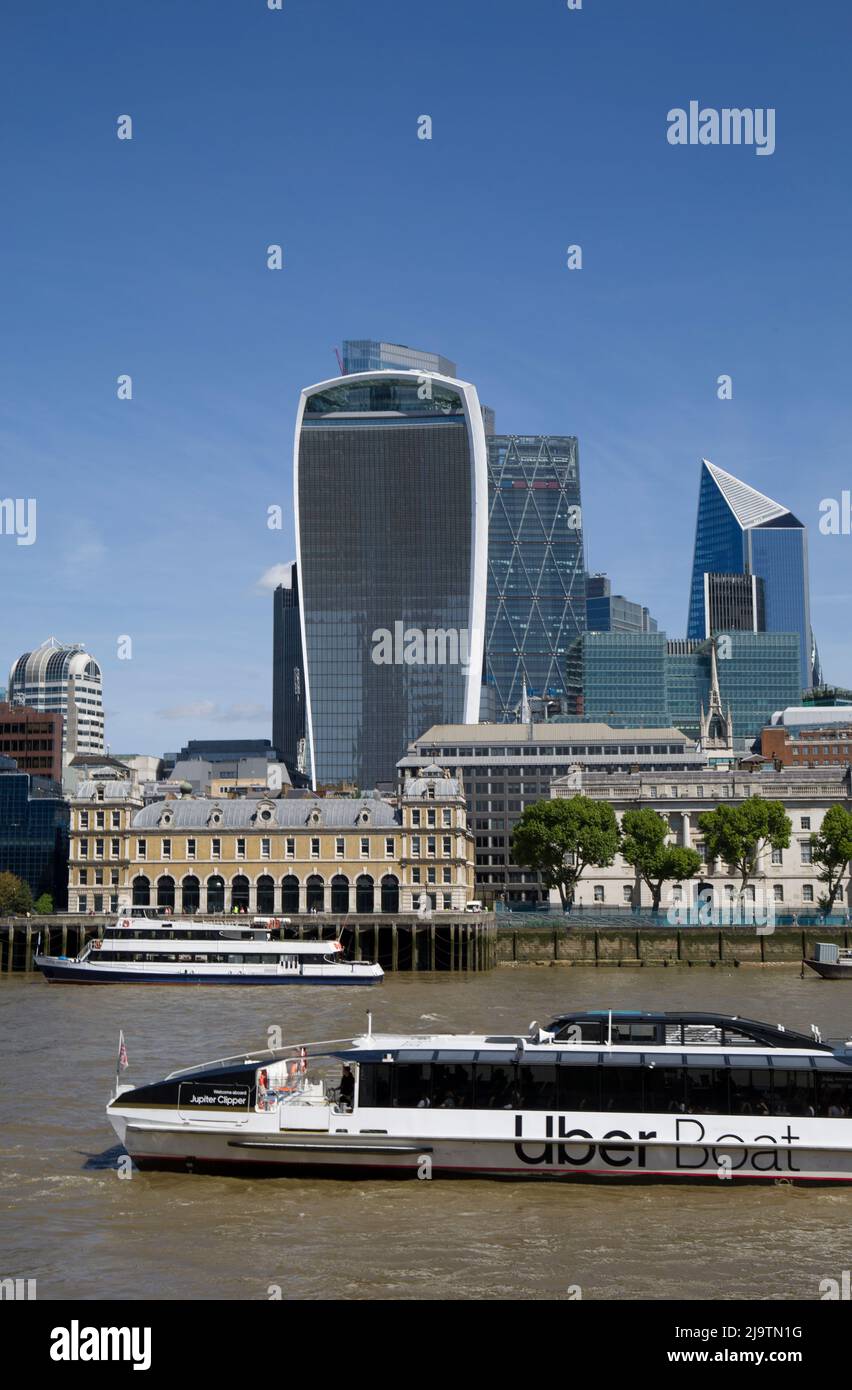 Gli edifici iconici del Tamigi nella City di Londra Foto Stock