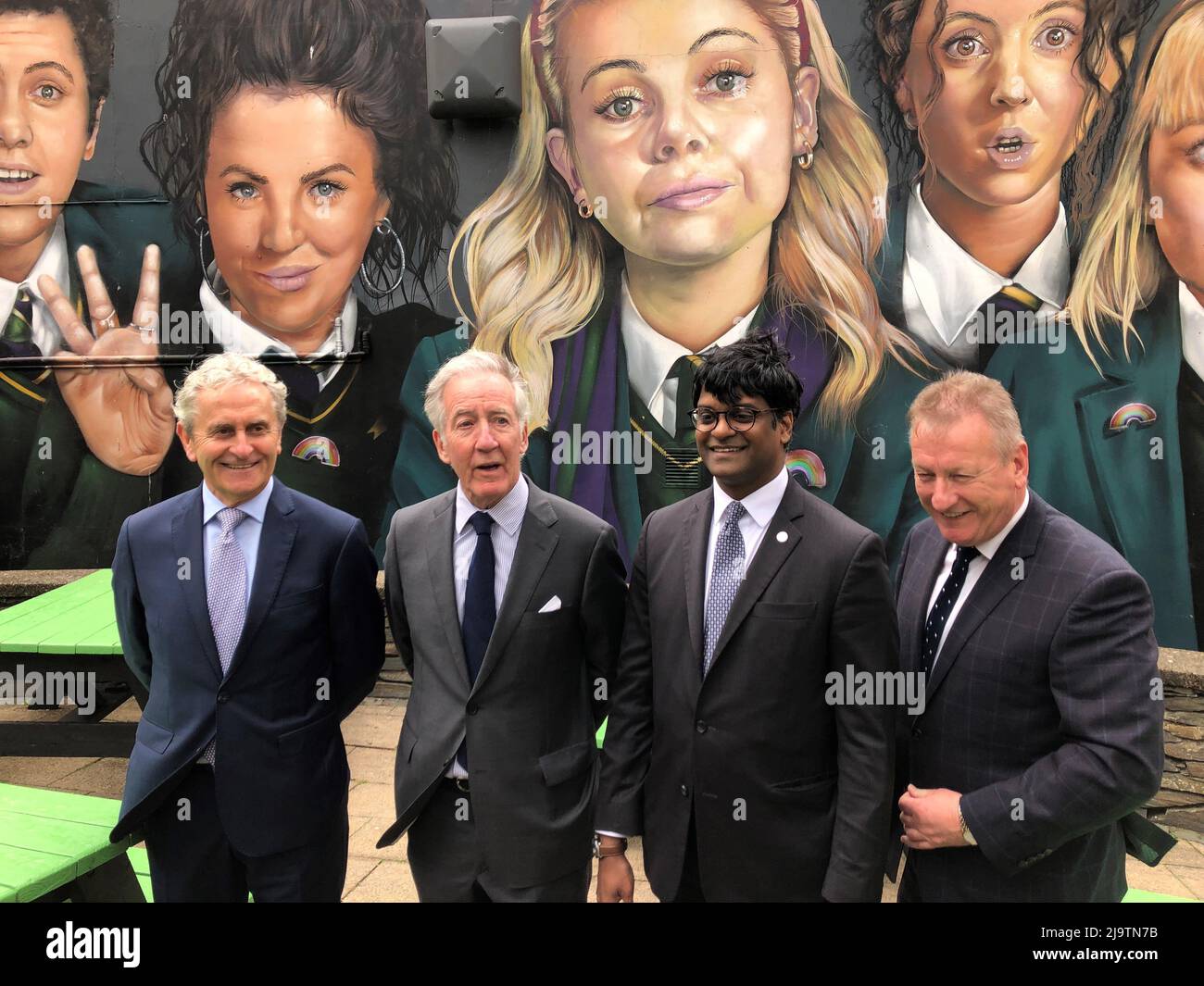 Il Congressman Richard Neal (seconda a sinistra) visita il murale delle Derry Girls mentre dirige una delegazione del Congresso in una visita a Londonderry. Data foto: Mercoledì 25 maggio 2022. Foto Stock