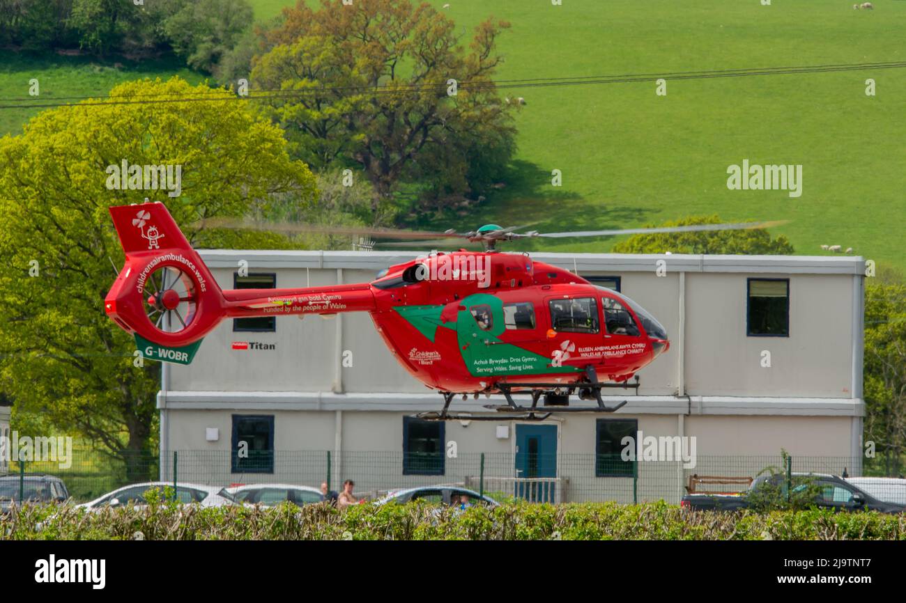 Si tratta dell'atterraggio dell'ambulanza aerea del Galles all'aeroporto di Welshpool. Segnale di chiamata del G-WOBR. Foto Stock