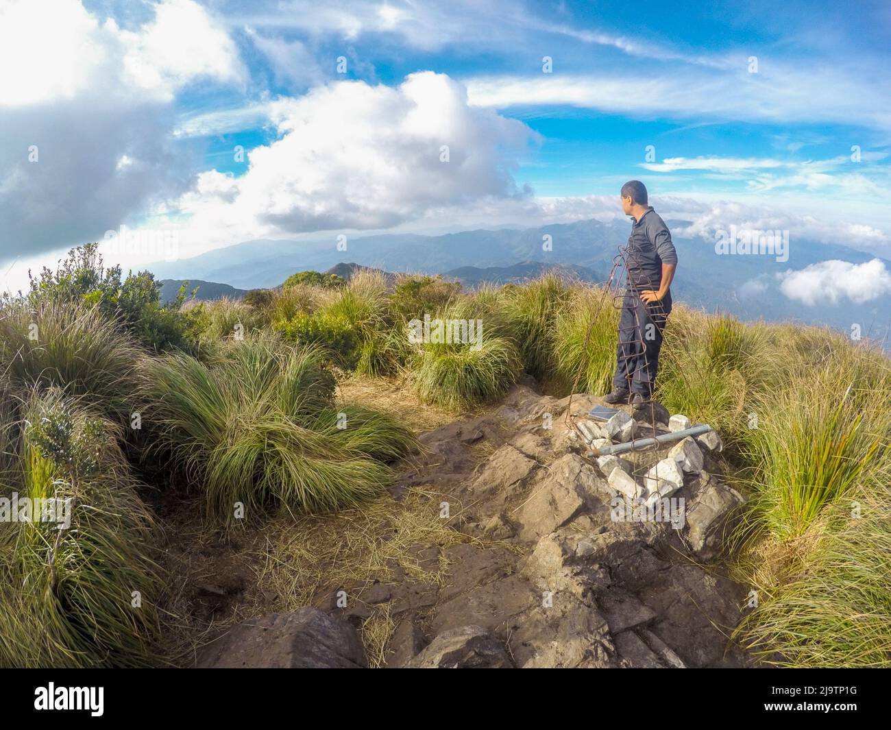 Uomo alto sulla cresta della Serra Fina nei Monti Mantiqueira nello stato di Minas Gerais. Foto Stock