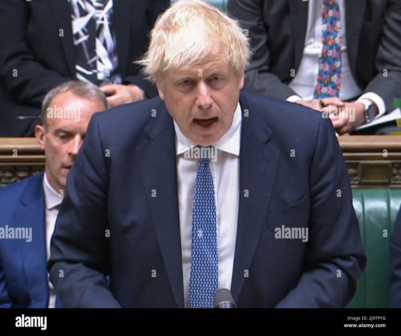Il primo ministro Boris Johnson consegna una dichiarazione alla Camera dei Comuni di Londra, a seguito della pubblicazione del rapporto di sue Gray sui partiti di Downing Street a Whitehall durante il blocco del coronavirus. Foto Stock