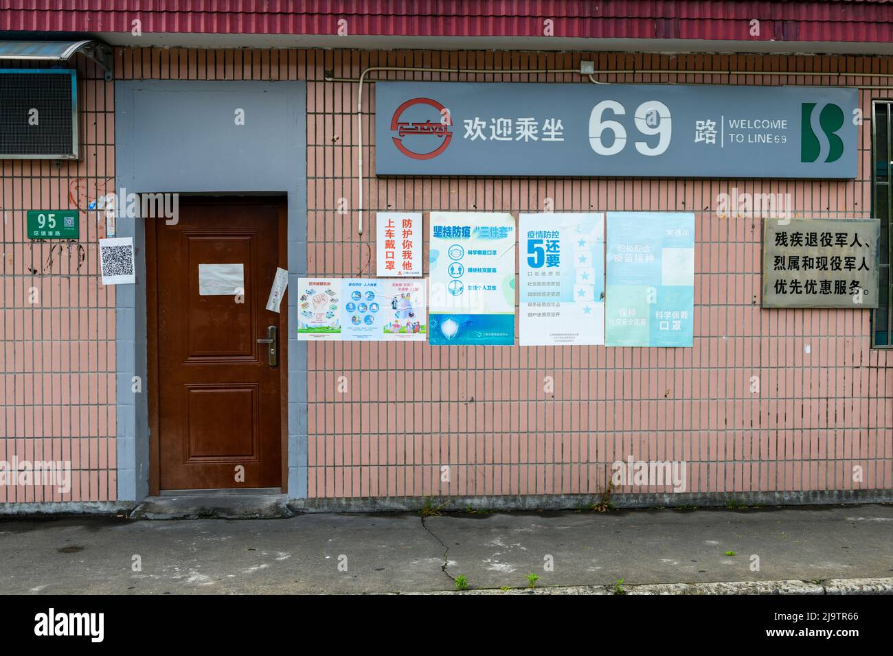 Il terminal della linea 69 dell'autobus a Hongqiao Town a Shanghai e' chiuso a chiave a causa del blocco pandemico COVID-19 a Shnaghai. Foto Stock