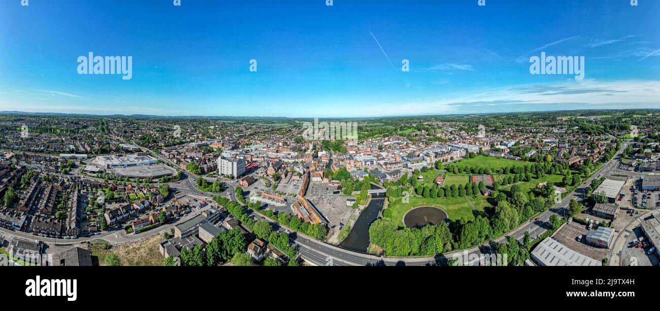 Vista aerea ad ampio angolo della città di Newbury dal Victoria Park di fronte ad ovest Foto Stock