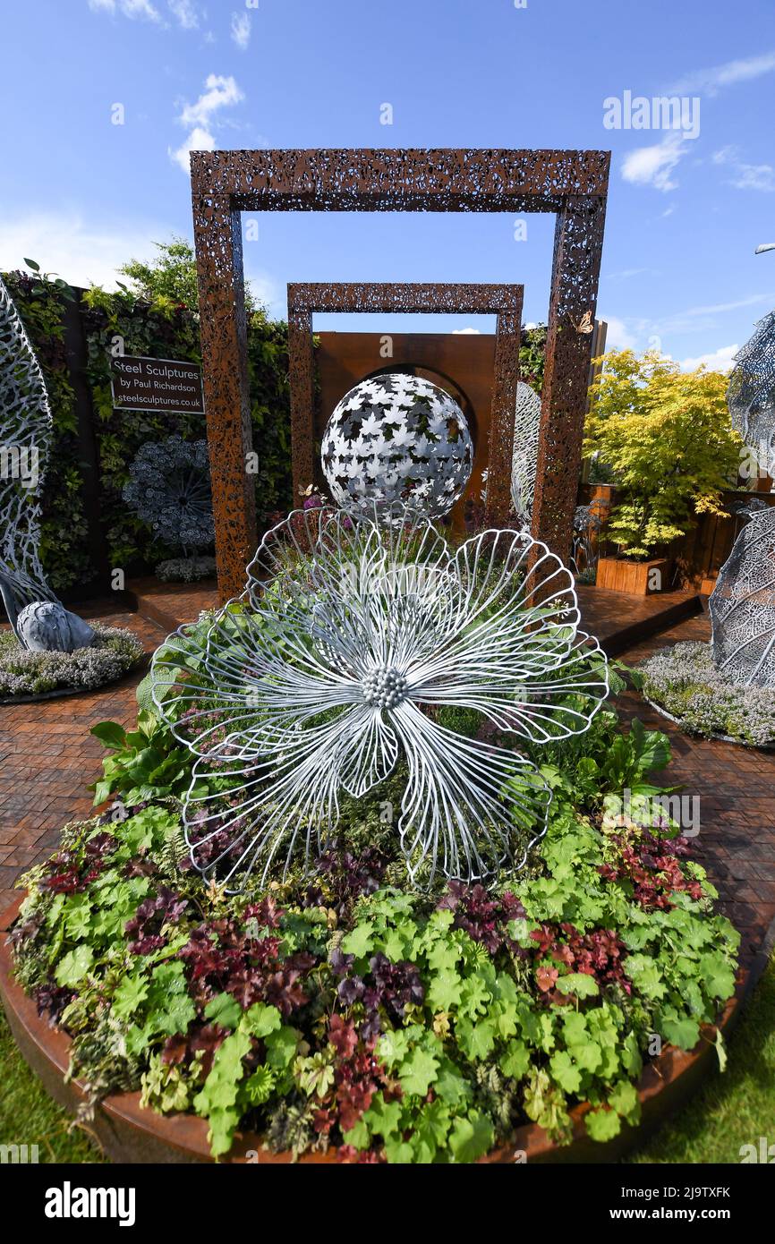 Il Chelsea Flower Show 2022 è aperto. Nonostante le tempeste di tuoni, sembra fantastico con tutti i giardini e le esposizioni di fiori. Una festa floreale per gli occhi. Queste foto sono state scattate il primo giorno aperto al pubblico. Foto Stock