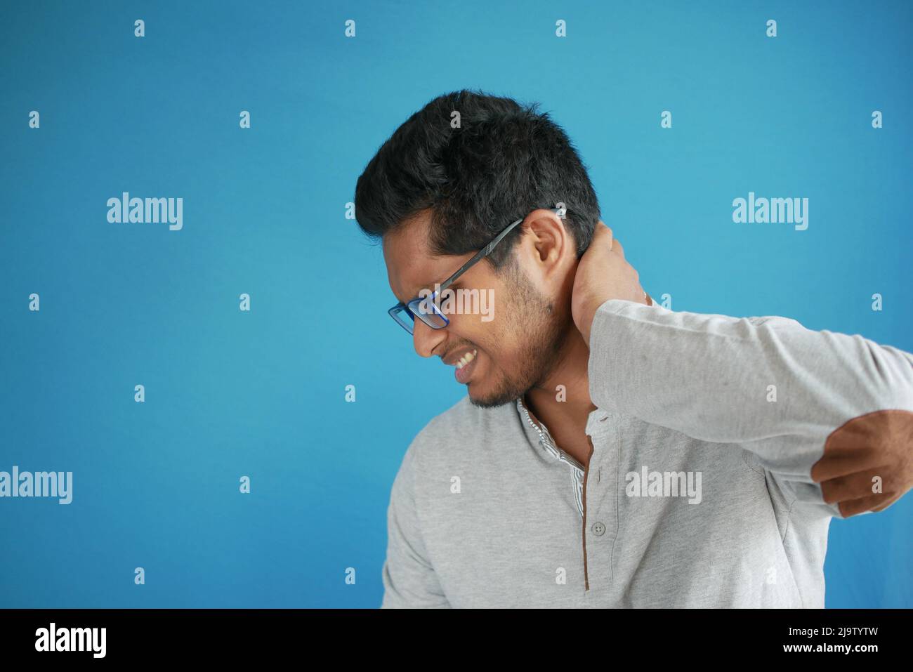 l'uomo soffre di dolore cronico al collo Foto Stock
